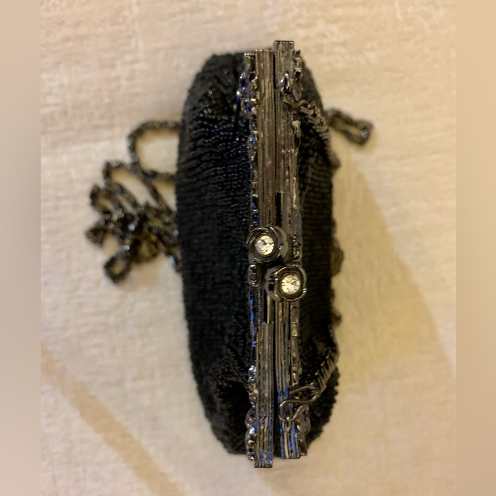 LN BEAUTIFUL BLACK HAND BEADED EVENING BAG. 21” CHAIN DROP. RHINESTONE CLOSURE - Picture 8 of 8